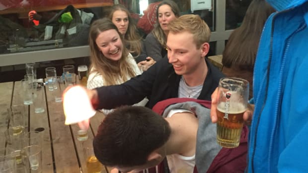 Geluidswerende lamp HvA-alumni goed ontvangen op terras De Krater